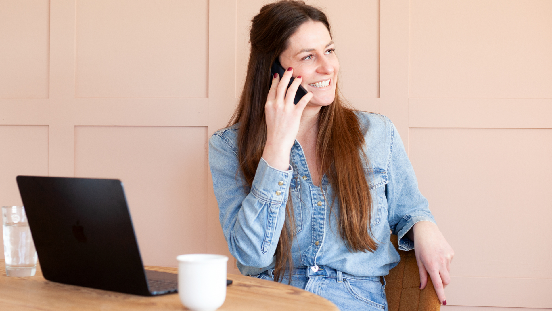 Receptionist die bedrijfsondersteuning biedt met agendabeheer en e-mailbeheer voor een efficiënte organisatie.